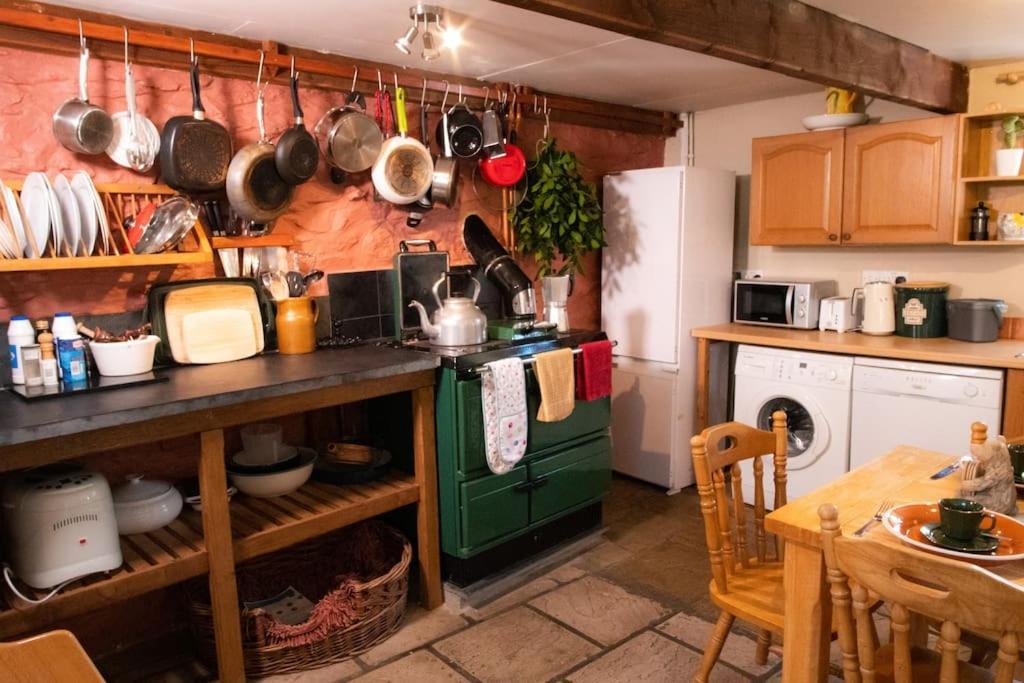 Yr Hen Efail - Old Smithy