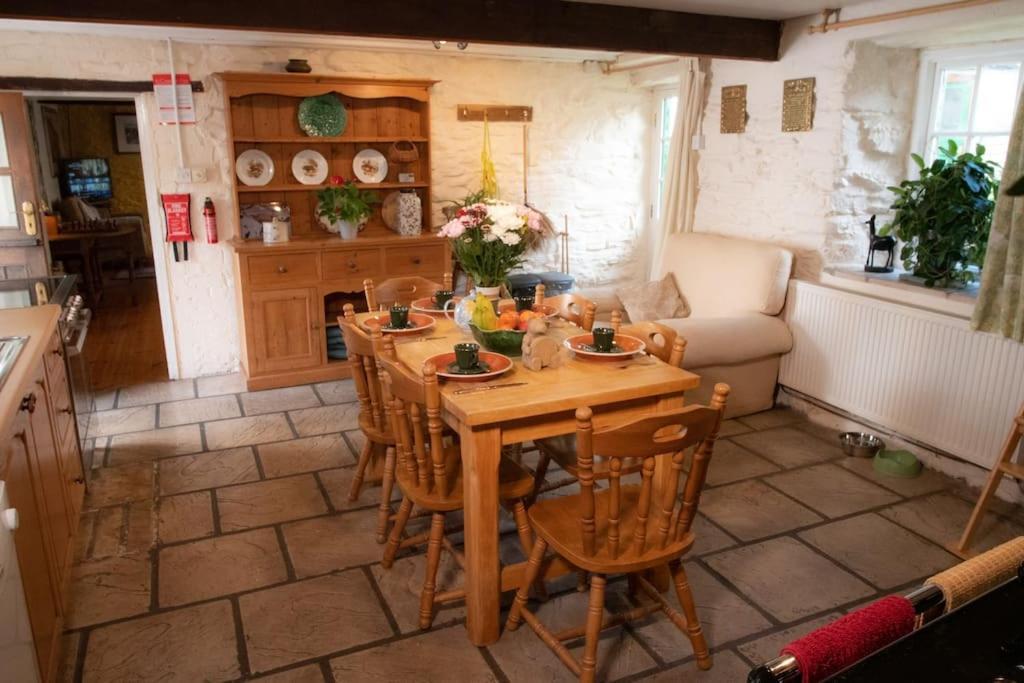 Yr Hen Efail - Old Smithy